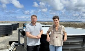 Un couple devant un bac rempli d'eau