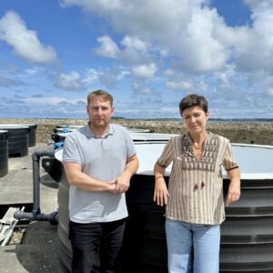 Un couple devant un bac rempli d'eau