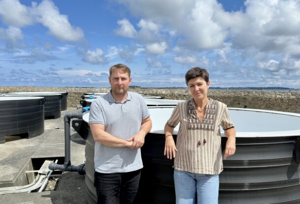 Un couple devant un bac rempli d'eau