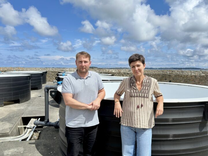 Un couple devant un bac rempli d'eau