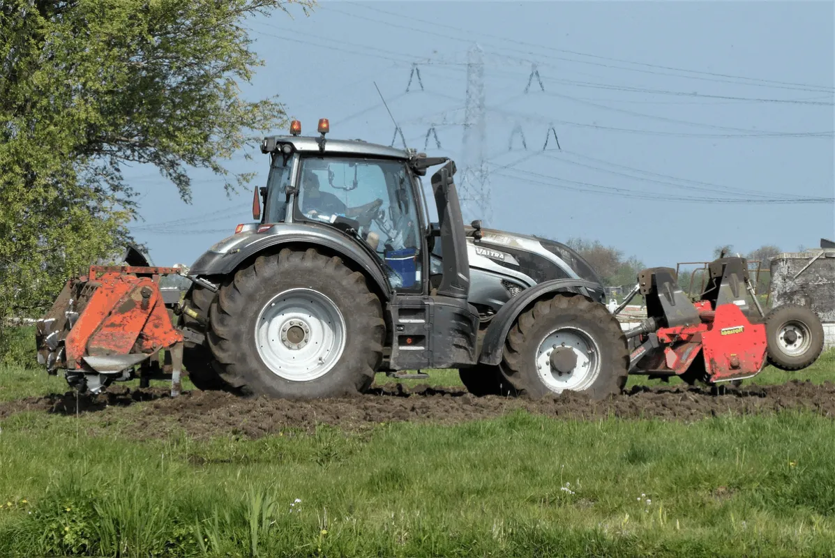 Un tracteur équipé d'outil à l'avant et à l'arrière