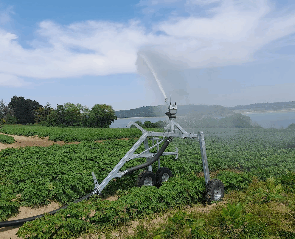Un canon d'irrigation en fonctionnement dans un champ - Illustration L’Ille-et-Vilaine toujours en alerte sécheresse