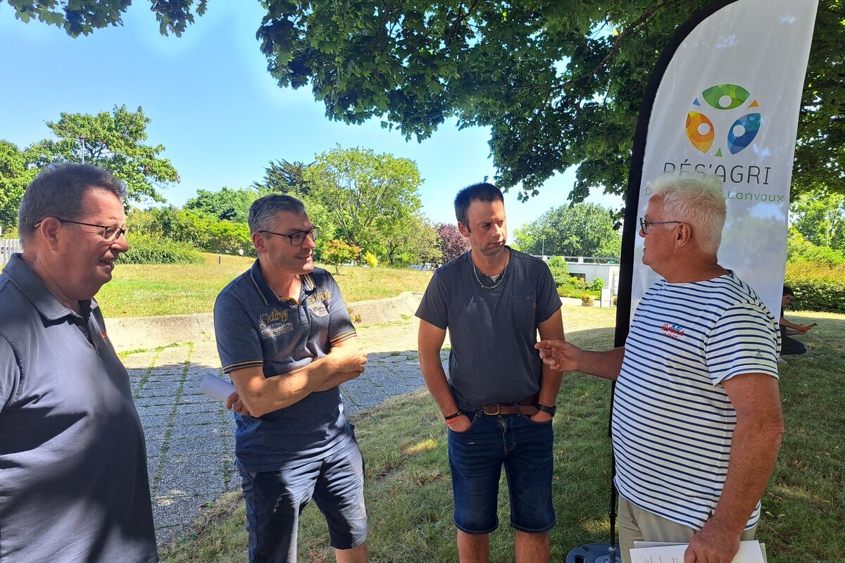 Quatre hommes en train de discuter - Illustration Rés’Agri soutient la recherche médicale