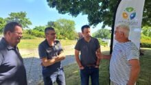 Quatre hommes en train de discuter