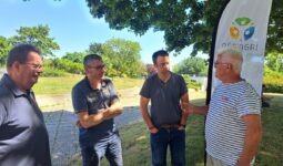 Quatre hommes en train de discuter