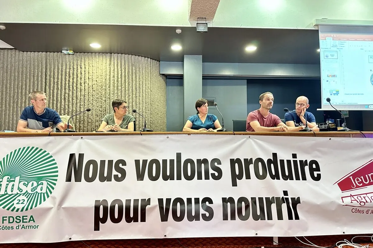 Cinq personnes à la tribune de la FDSEA - Illustration Fièvre catarrhale ovine  : « La vaccination est le meilleur moyen de lutte »