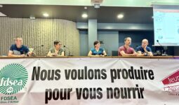 Cinq personnes à la tribune de la FDSEA