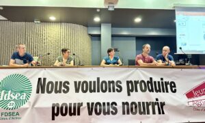 Cinq personnes à la tribune de la FDSEA