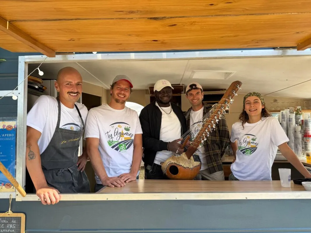 Le crêpier Robin Willcoq, Pierre-Jean Gougis, Florian Tilly et Juliette Ménard avec l’artiste Idrissa Kouyaté et sa kora.