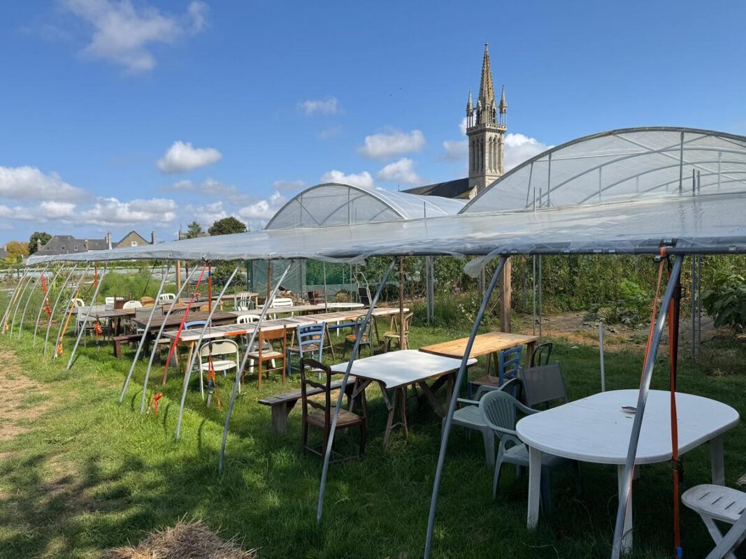 La guinguette s’étire dans les jardins et au pied des tunnels. 
