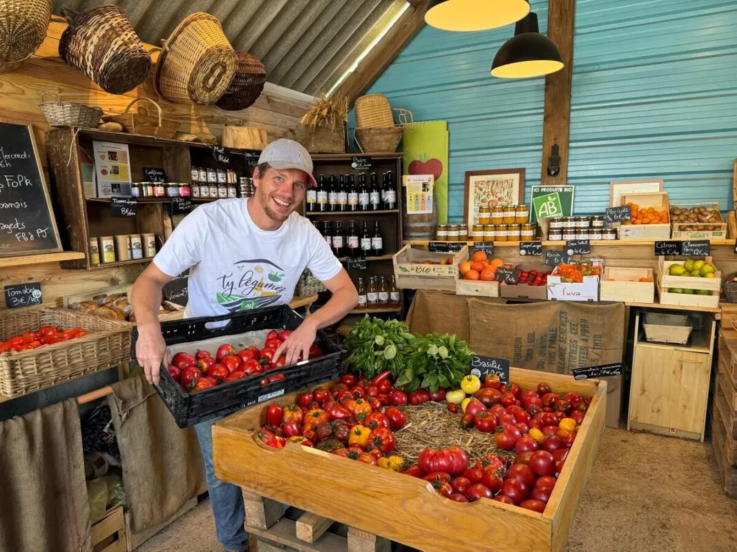 Pierre-Jean Gougis dans le magasin à la ferme de Ty Légumes