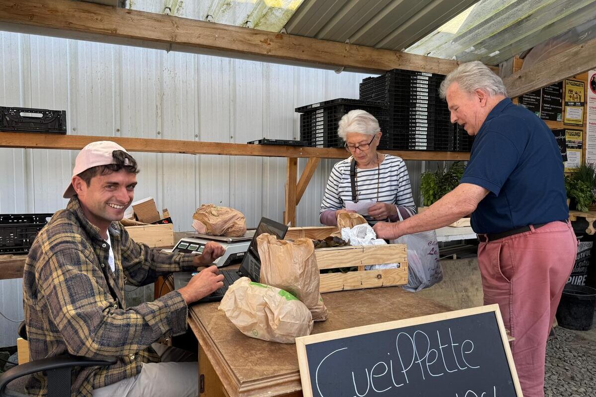 Des personnes autour d'une table - Illustration La guinguette à la ferme de Ty Légumes