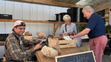 Des personnes autour d'une table