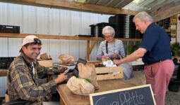 Des personnes autour d'une table