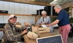 Des personnes autour d'une table