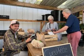 Des personnes autour d'une table