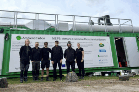 Un groupe de personne devant une unité d'élimination de méthane dans l'air en milieu agricole