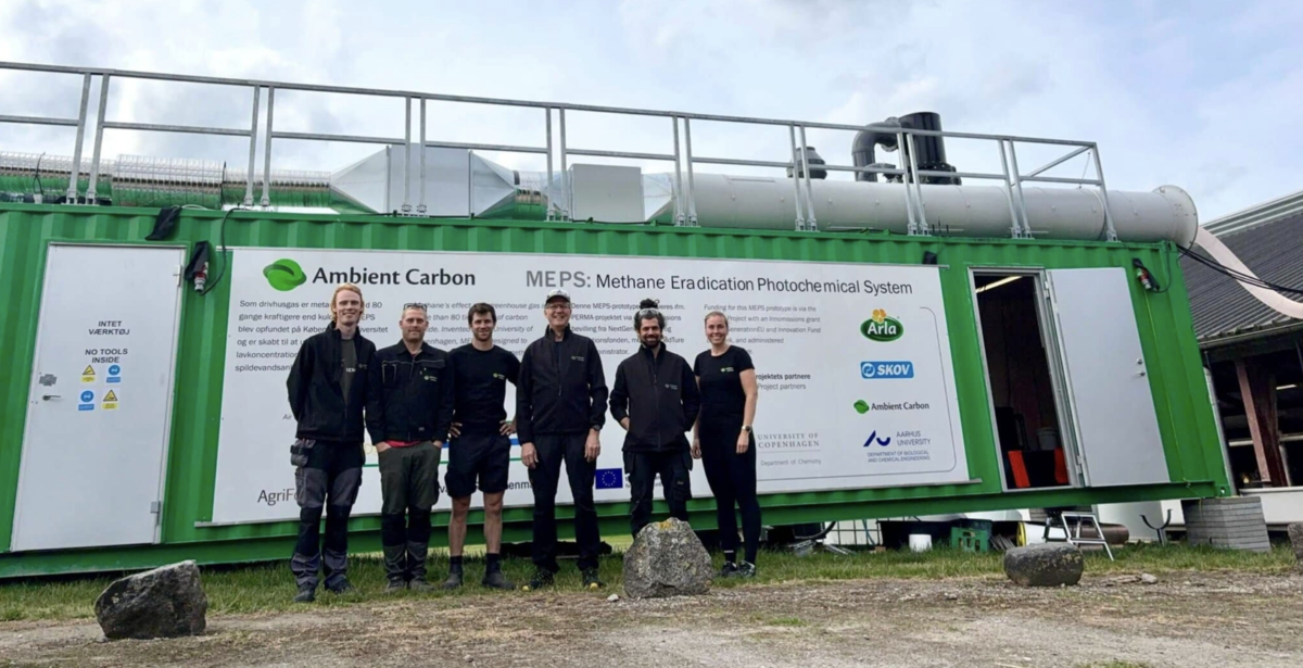 Un groupe de personne devant une unité d'élimination de méthane dans l'air en milieu agricole - Illustration Élimination du méthane
