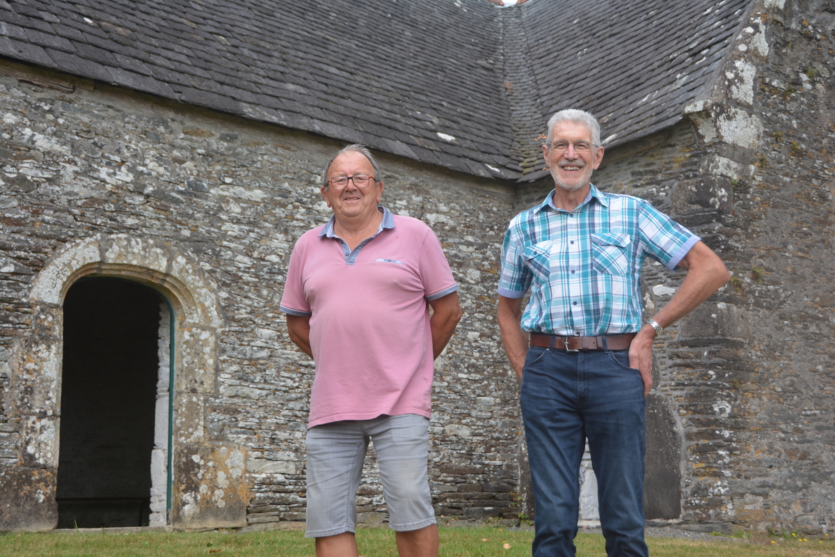 Deux personnes devant une chapelle
