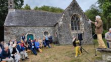 Des personnes devant une chapelle