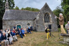 Des personnes devant une chapelle