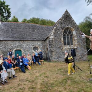Des personnes devant une chapelle