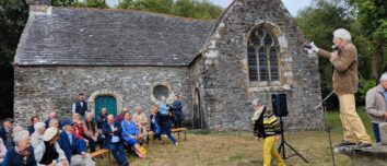 Des personnes devant une chapelle