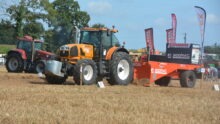 Un tracteur dans une épreuve de tracto-force