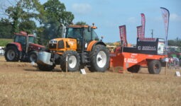 Un tracteur dans une épreuve de tracto-force