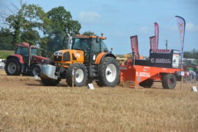 Un tracteur dans une épreuve de tracto-force