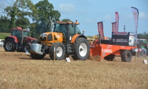 Un tracteur dans une épreuve de tracto-force
