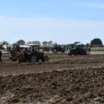 Un tracteur dans un champ en train de labourer