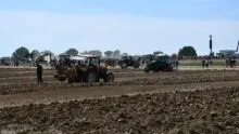 Un tracteur dans un champ en train de labourer