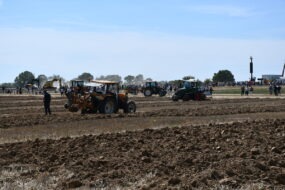 Un tracteur dans un champ en train de labourer