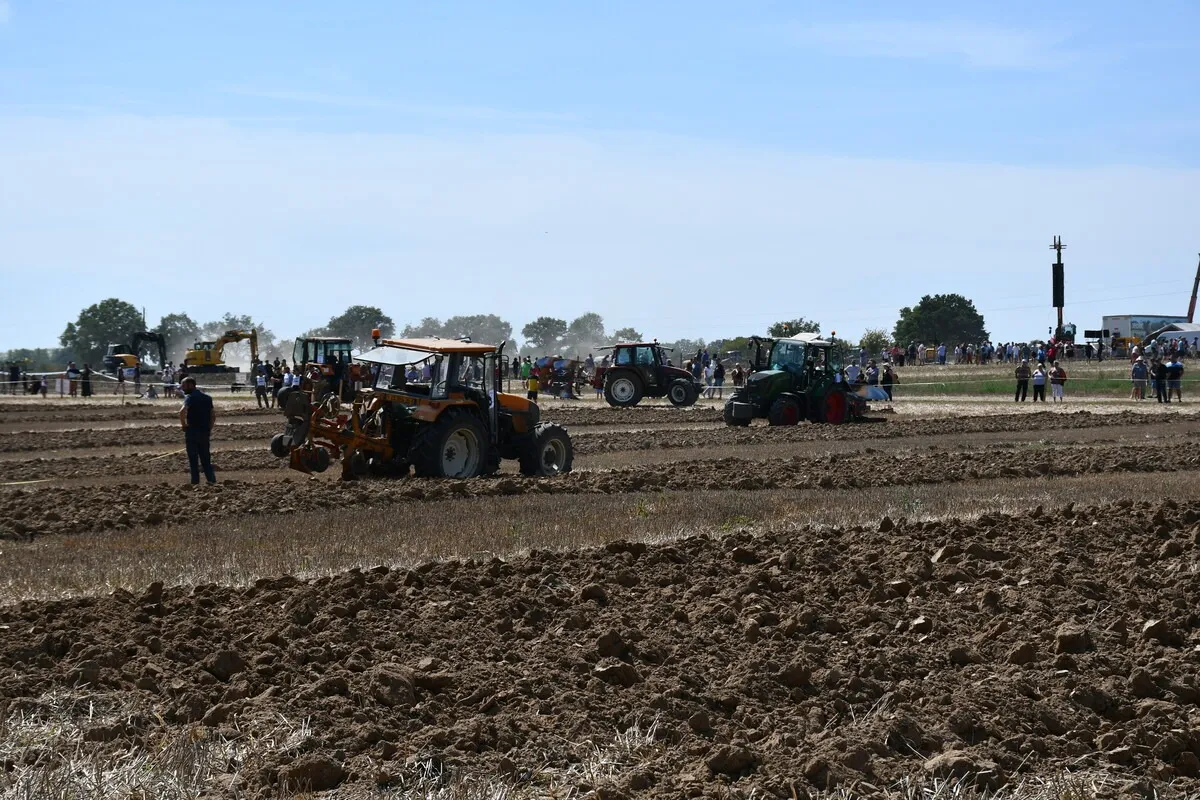 Un tracteur dans un champ en train de labourer - Illustration La Fête de l’agriculture a attiré un large public