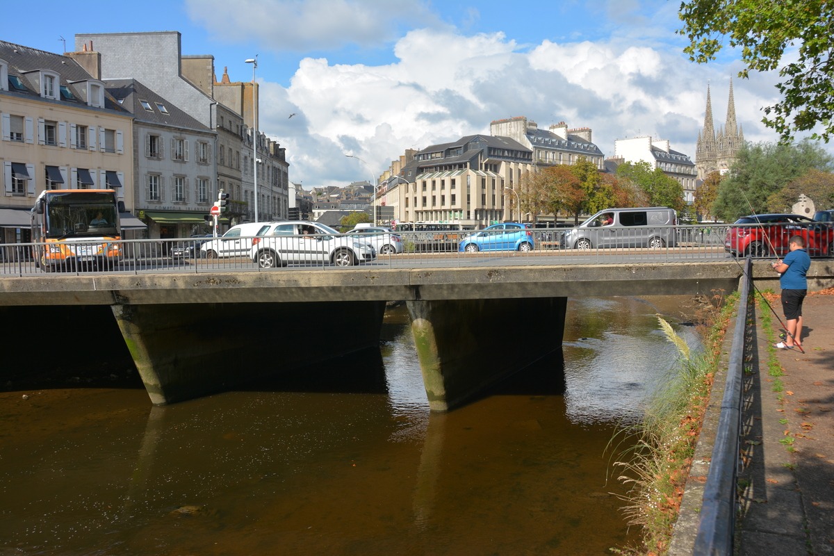 Un pont au dessus d'une rivière avec des voitures qui roulent dessus - Illustration Le Finistère est maintenu en « Alerte »