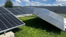 des panneaux photovoltaïque posés au sol dans un champ