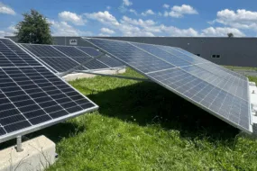 des panneaux photovoltaïque posés au sol dans un champ