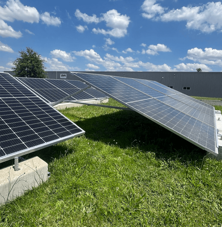 des panneaux photovoltaïque posés au sol dans un champ - Illustration Autoconsommation solaire, l’opportunité du petit sol