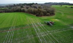 épandage sans tonne dans un champ