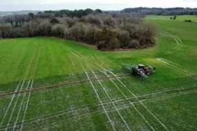 épandage sans tonne dans un champ