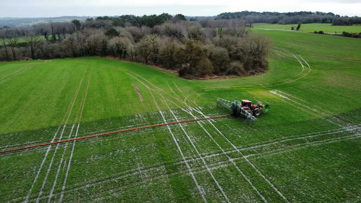 épandage sans tonne dans un champ - Illustration « Un bon éleveur est un bon méthaniseur »