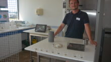 Jean-Charles Midon dans son laboratoire