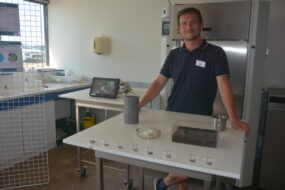 Jean-Charles Midon dans son laboratoire