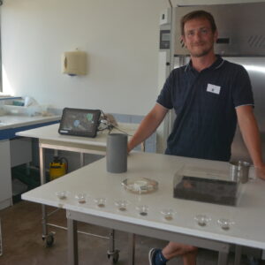 Jean-Charles Midon dans son laboratoire