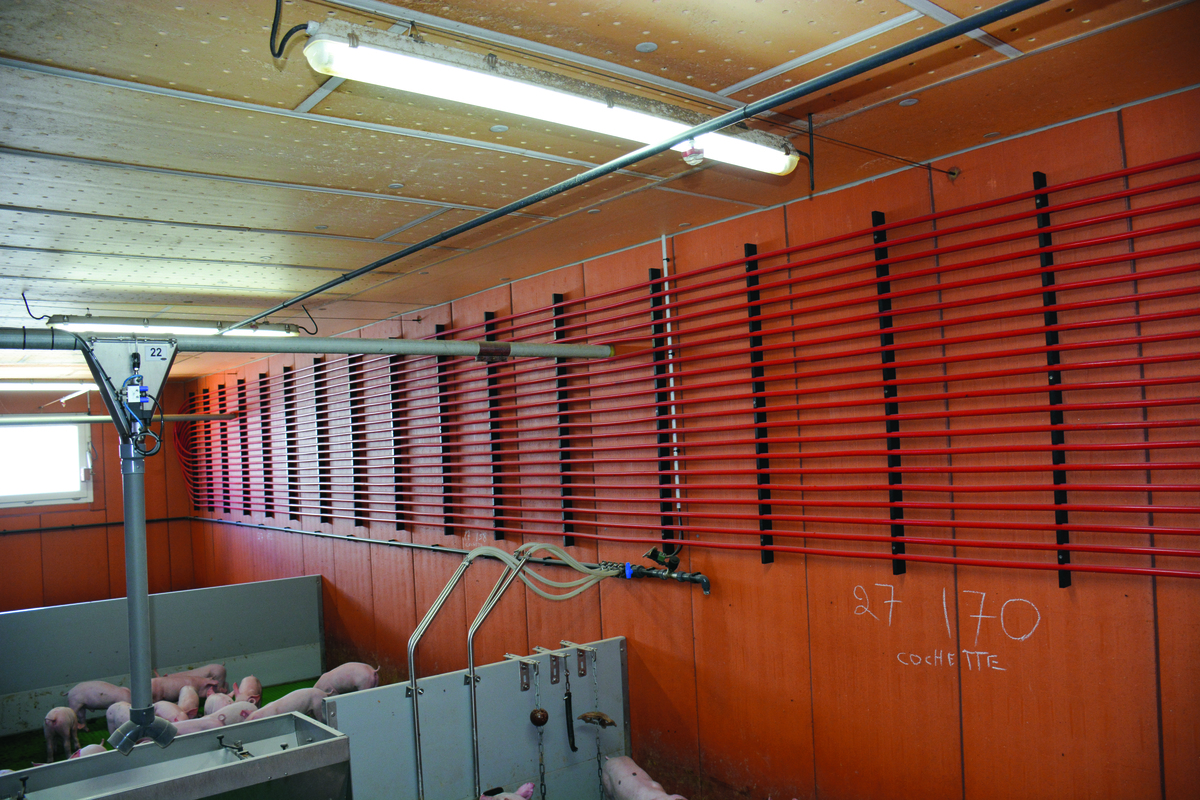 Les tuyaux de chauffage en PER-B sont installés au mur.