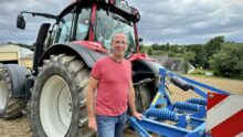 agriculteur devant tracteur et déchaumeur