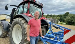 agriculteur devant tracteur et déchaumeur