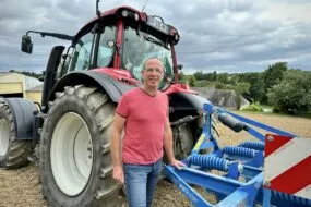 agriculteur devant tracteur et déchaumeur