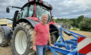 agriculteur devant tracteur et déchaumeur